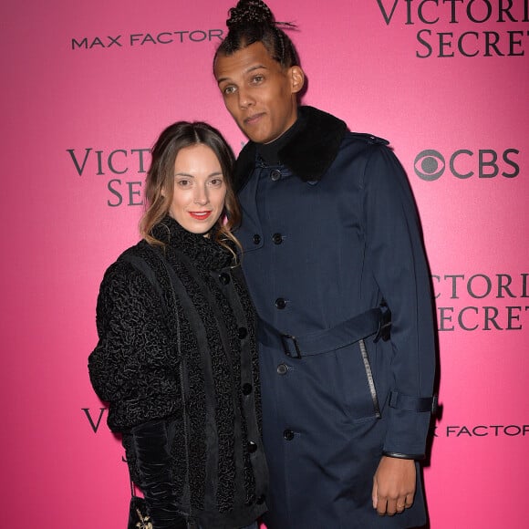 Le chanteur Stromae et Coralie Barbier lors du photocall du Victoria's Secret Fashion 2016 au Grand Palais à Paris, le 30 novembre 2016. © BOV/Bestimage