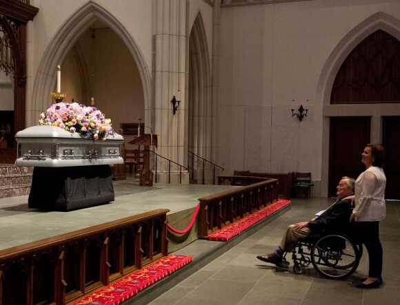 George H.W. Bush devant le cercueil de sa femme Barbara, à Houston au Texas, le 20 avril 2018