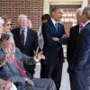 Barack Obama discute avec d'anciens présidents dont George H.W. Bush accompagné de sa femme Barbara Bush à Dallas, le 25 avril 2013