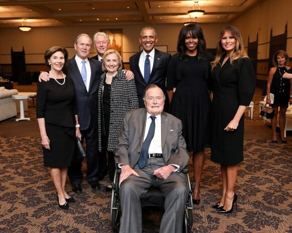 Laura Bush, George W. Bush, Bill Clinton, Hillary Clinton, Barack Obama, Michelle Obama, Melania Trump posent avec George H.W. Bush - Portrait de famille des présidents americains après la messe des obsèques de Barbara Bush à Houston le 22 avril 2018.