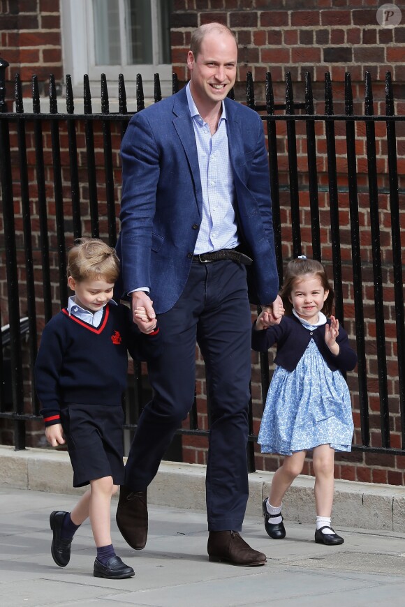 Le prince George, intimidé, et la princesse Charlotte de Cambridge, à l'aise, arrivent avec leur père le prince William à l'hôpital St Mary à Londres dans l'après-midi du 23 avril 2018 pour voir leur petit frère, auquel la duchesse Catherine a donné la vie à 11h01.