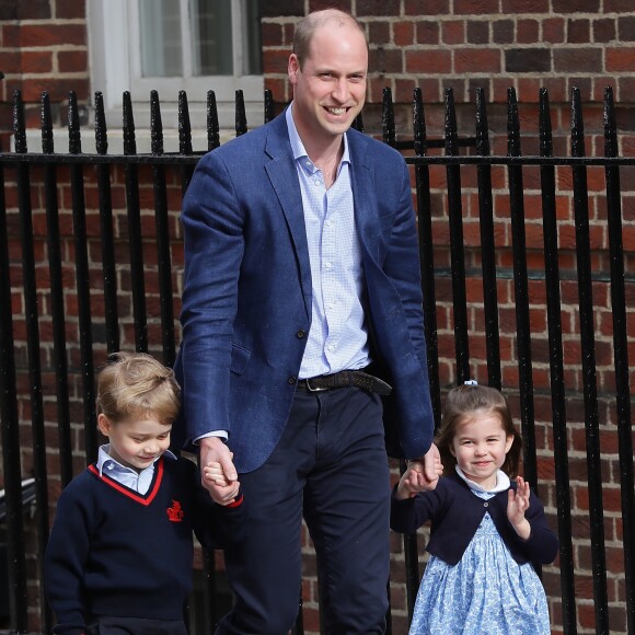 Le prince George, intimidé, et la princesse Charlotte de Cambridge, à l'aise, arrivent avec leur père le prince William à l'hôpital St Mary à Londres dans l'après-midi du 23 avril 2018 pour voir leur petit frère, auquel la duchesse Catherine a donné la vie à 11h01.