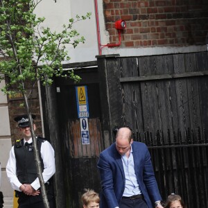 Le prince George et la princesse Charlotte de Cambridge arrivent avec leur père le prince William à l'hôpital St Mary à Londres dans l'après-midi du 23 avril 2018 pour voir leur petit frère, auquel la duchesse Catherine a donné la vie à 11h01.