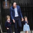  Le prince George et la princesse Charlotte de Cambridge arrivent avec leur père le prince William à l'hôpital St Mary à Londres dans l'après-midi du 23 avril 2018 pour voir leur petit frère, auquel la duchesse Catherine a donné la vie à 11h01. 