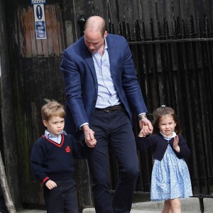 Le prince George et la princesse Charlotte de Cambridge arrivent avec leur père le prince William à l'hôpital St Mary à Londres dans l'après-midi du 23 avril 2018 pour voir leur petit frère, auquel la duchesse Catherine a donné la vie à 11h01.