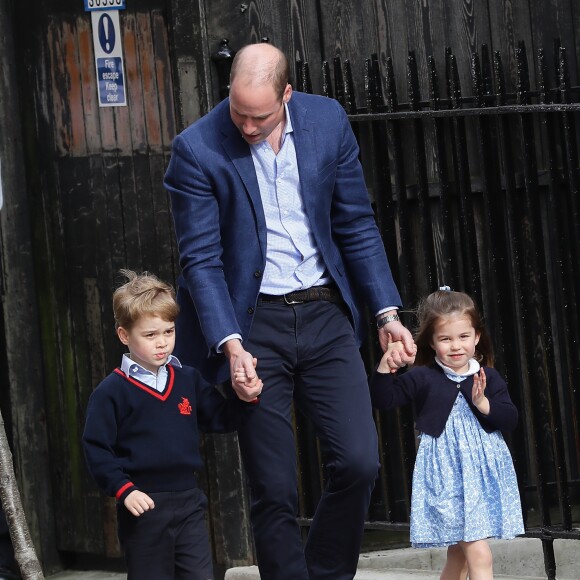 Le prince George et la princesse Charlotte de Cambridge arrivent avec leur père le prince William à l'hôpital St Mary à Londres dans l'après-midi du 23 avril 2018 pour voir leur petit frère, auquel la duchesse Catherine a donné la vie à 11h01.