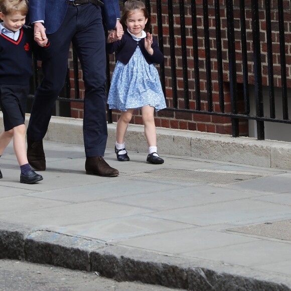 Le prince George et la princesse Charlotte de Cambridge arrivent avec leur père le prince William à l'hôpital St Mary à Londres dans l'après-midi du 23 avril 2018 pour voir leur petit frère, auquel la duchesse Catherine a donné la vie à 11h01.