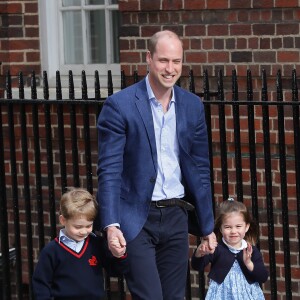 Le prince George et la princesse Charlotte de Cambridge arrivent avec leur père le prince William à l'hôpital St Mary à Londres dans l'après-midi du 23 avril 2018 pour voir leur petit frère, auquel la duchesse Catherine a donné la vie à 11h01.