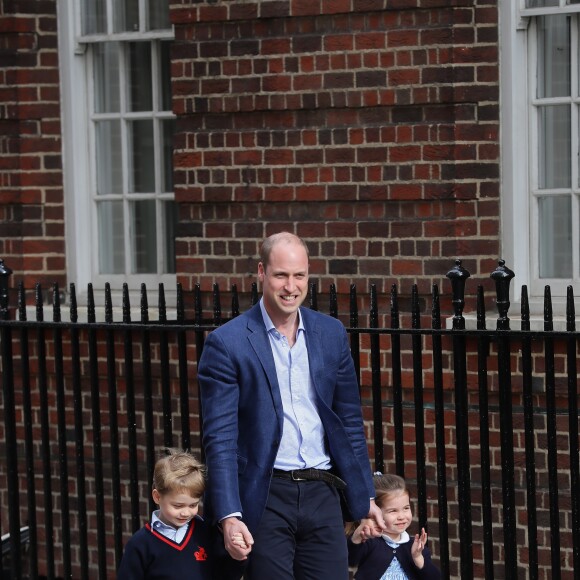 Le prince George et la princesse Charlotte de Cambridge arrivent avec leur père le prince William à l'hôpital St Mary à Londres dans l'après-midi du 23 avril 2018 pour voir leur petit frère, auquel la duchesse Catherine a donné la vie à 11h01.