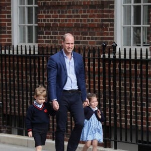 Le prince George et la princesse Charlotte de Cambridge arrivent avec leur père le prince William à l'hôpital St Mary à Londres dans l'après-midi du 23 avril 2018 pour voir leur petit frère, auquel la duchesse Catherine a donné la vie à 11h01.