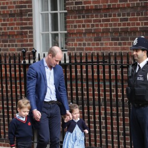 Le prince George et la princesse Charlotte de Cambridge arrivent avec leur père le prince William à l'hôpital St Mary à Londres dans l'après-midi du 23 avril 2018 pour voir leur petit frère, auquel la duchesse Catherine a donné la vie à 11h01.