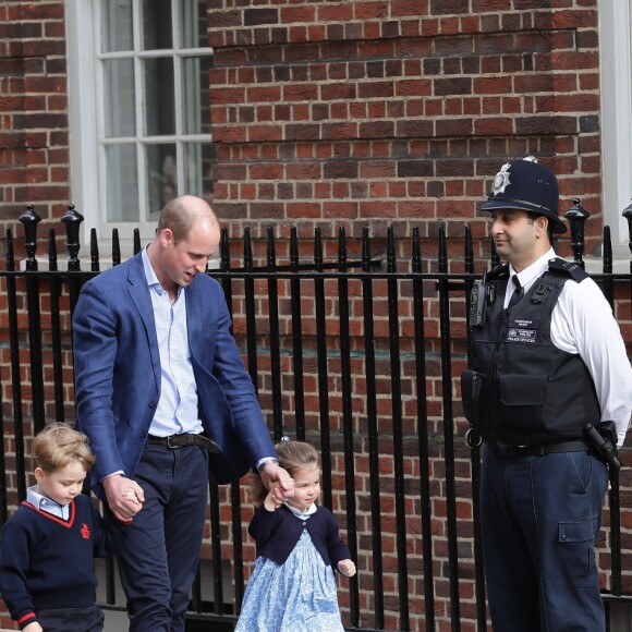 Le prince George et la princesse Charlotte de Cambridge arrivent avec leur père le prince William à l'hôpital St Mary à Londres dans l'après-midi du 23 avril 2018 pour voir leur petit frère, auquel la duchesse Catherine a donné la vie à 11h01.