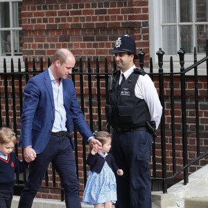 Le prince George et la princesse Charlotte de Cambridge arrivent avec leur père le prince William à l'hôpital St Mary à Londres dans l'après-midi du 23 avril 2018 pour voir leur petit frère, auquel la duchesse Catherine a donné la vie à 11h01.
