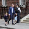 Le prince George et la princesse Charlotte de Cambridge arrivent avec leur père le prince William à l'hôpital St Mary à Londres dans l'après-midi du 23 avril 2018 pour voir leur petit frère, auquel la duchesse Catherine a donné la vie à 11h01.