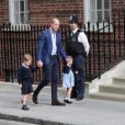  Le prince George et la princesse Charlotte de Cambridge arrivent avec leur père le prince William à l'hôpital St Mary à Londres dans l'après-midi du 23 avril 2018 pour voir leur petit frère, auquel la duchesse Catherine a donné la vie à 11h01. 