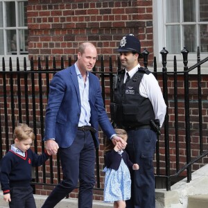 Le prince George et la princesse Charlotte de Cambridge arrivent avec leur père le prince William à l'hôpital St Mary à Londres dans l'après-midi du 23 avril 2018 pour voir leur petit frère, auquel la duchesse Catherine a donné la vie à 11h01.