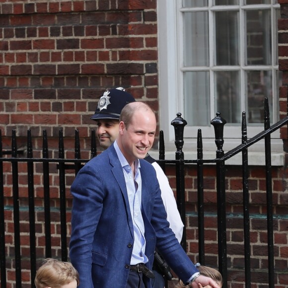 Le prince George et la princesse Charlotte de Cambridge arrivent avec leur père le prince William à l'hôpital St Mary à Londres dans l'après-midi du 23 avril 2018 pour voir leur petit frère, auquel la duchesse Catherine a donné la vie à 11h01.