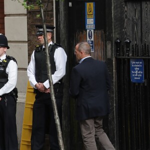 Le prince George et la princesse Charlotte de Cambridge arrivent avec leur père le prince William à l'hôpital St Mary à Londres dans l'après-midi du 23 avril 2018 pour voir leur petit frère, auquel la duchesse Catherine a donné la vie à 11h01.
