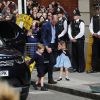 Le prince George et la princesse Charlotte de Cambridge arrivent sous les yeux de la foule avec leur père le prince William à l'hôpital St Mary à Londres dans l'après-midi du 23 avril 2018 pour voir leur petit frère, auquel la duchesse Catherine a donné la vie à 11h01.