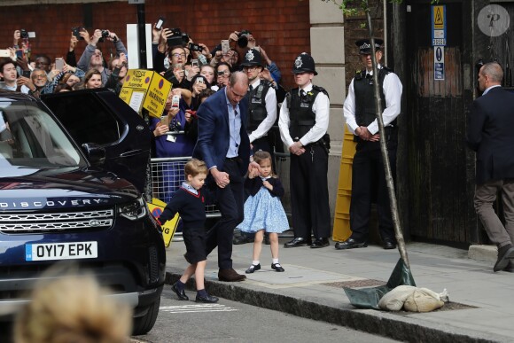 Le prince George et la princesse Charlotte de Cambridge arrivent sous les yeux de la foule avec leur père le prince William à l'hôpital St Mary à Londres dans l'après-midi du 23 avril 2018 pour voir leur petit frère, auquel la duchesse Catherine a donné la vie à 11h01.