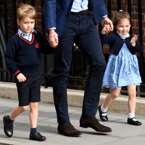 Le prince George et la princesse Charlotte de Cambridge arrivent avec leur père le prince William à l'hôpital St Mary à Londres dans l'après-midi du 23 avril 2018 pour voir leur petit frère, auquel la duchesse Catherine a donné la vie à 11h01.