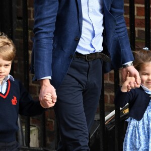 Le prince George et la princesse Charlotte de Cambridge arrivent avec leur père le prince William à l'hôpital St Mary à Londres dans l'après-midi du 23 avril 2018 pour voir leur petit frère, auquel la duchesse Catherine a donné la vie à 11h01.