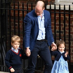 Le prince George et la princesse Charlotte de Cambridge arrivent avec leur père le prince William à l'hôpital St Mary à Londres dans l'après-midi du 23 avril 2018 pour voir leur petit frère, auquel la duchesse Catherine a donné la vie à 11h01.