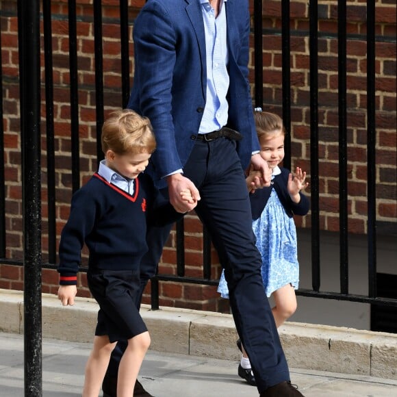 Le prince George et la princesse Charlotte de Cambridge arrivent avec leur père le prince William à l'hôpital St Mary à Londres dans l'après-midi du 23 avril 2018 pour voir leur petit frère, auquel la duchesse Catherine a donné la vie à 11h01.