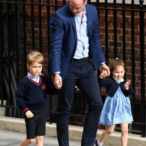 Le prince George et la princesse Charlotte de Cambridge arrivent avec leur père le prince William à l'hôpital St Mary à Londres dans l'après-midi du 23 avril 2018 pour voir leur petit frère, auquel la duchesse Catherine a donné la vie à 11h01.