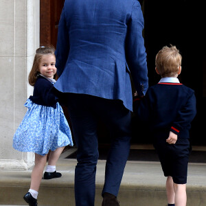 Le prince George et la princesse Charlotte de Cambridge arrivent avec leur père le prince William à l'hôpital St Mary à Londres dans l'après-midi du 23 avril 2018 pour voir leur petit frère, auquel la duchesse Catherine a donné la vie à 11h01.