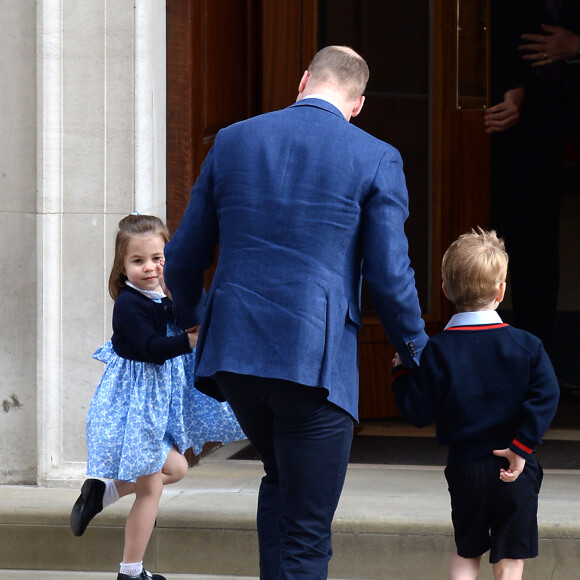 Le prince George et la princesse Charlotte de Cambridge arrivent avec leur père le prince William à l'hôpital St Mary à Londres dans l'après-midi du 23 avril 2018 pour voir leur petit frère, auquel la duchesse Catherine a donné la vie à 11h01.