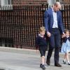 Le prince George et la princesse Charlotte de Cambridge arrivent avec leur père le prince William à l'hôpital St Mary à Londres dans l'après-midi du 23 avril 2018 pour voir leur petit frère, auquel la duchesse Catherine a donné la vie à 11h01.
