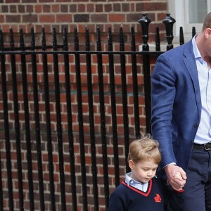 Le prince George et la princesse Charlotte de Cambridge arrivent avec leur père le prince William à l'hôpital St Mary à Londres dans l'après-midi du 23 avril 2018 pour voir leur petit frère, auquel la duchesse Catherine a donné la vie à 11h01.