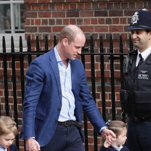 Le prince George et la princesse Charlotte de Cambridge arrivent avec leur père le prince William à l'hôpital St Mary à Londres dans l'après-midi du 23 avril 2018 pour voir leur petit frère, auquel la duchesse Catherine a donné la vie à 11h01.