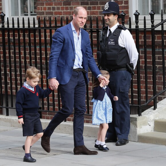 Le prince George et la princesse Charlotte de Cambridge arrivent avec leur père le prince William à l'hôpital St Mary à Londres dans l'après-midi du 23 avril 2018 pour voir leur petit frère, auquel la duchesse Catherine a donné la vie à 11h01.