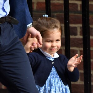 Le prince George et la princesse Charlotte de Cambridge arrivent avec leur père le prince William à l'hôpital St Mary à Londres dans l'après-midi du 23 avril 2018 pour voir leur petit frère, auquel la duchesse Catherine a donné la vie à 11h01.