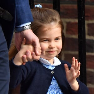 Le prince George et la princesse Charlotte de Cambridge arrivent avec leur père le prince William à l'hôpital St Mary à Londres dans l'après-midi du 23 avril 2018 pour voir leur petit frère, auquel la duchesse Catherine a donné la vie à 11h01.