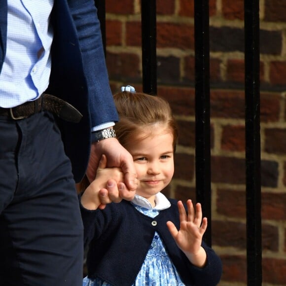 Le prince George et la princesse Charlotte de Cambridge arrivent avec leur père le prince William à l'hôpital St Mary à Londres dans l'après-midi du 23 avril 2018 pour voir leur petit frère, auquel la duchesse Catherine a donné la vie à 11h01.