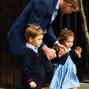 Le prince George et la princesse Charlotte de Cambridge arrivent avec leur père le prince William à l'hôpital St Mary à Londres dans l'après-midi du 23 avril 2018 pour voir leur petit frère, auquel la duchesse Catherine a donné la vie à 11h01.