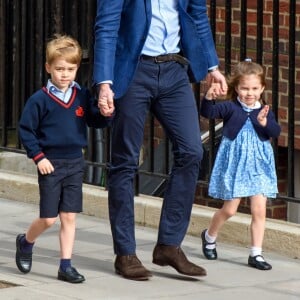 Le prince George et la princesse Charlotte de Cambridge arrivent avec leur père le prince William à l'hôpital St Mary à Londres dans l'après-midi du 23 avril 2018 pour voir leur petit frère, auquel la duchesse Catherine a donné la vie à 11h01.