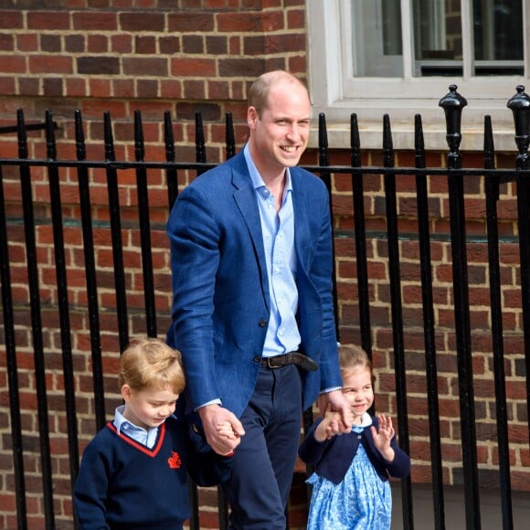 Le prince George et la princesse Charlotte de Cambridge arrivent avec leur père le prince William à l'hôpital St Mary à Londres dans l'après-midi du 23 avril 2018 pour voir leur petit frère, auquel la duchesse Catherine a donné la vie à 11h01.