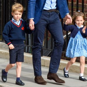 Le prince George de Cambridge et la princesse Charlotte de Cambridge arrivent avec leur père le prince William à l'hôpital St Mary à Londres dans l'après-midi du 23 avril 2018 pour voir leur petit frère, auquel la duchesse Catherine a donné la vie à 11h01.