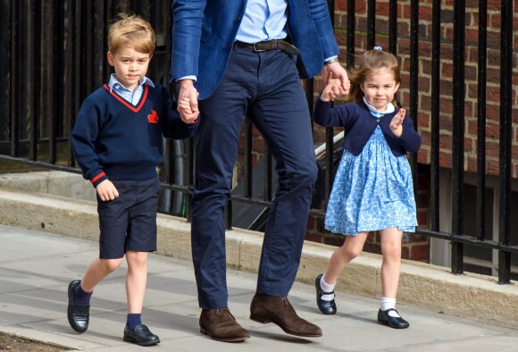 Le prince George de Cambridge et la princesse Charlotte de Cambridge arrivent avec leur père le prince William à l'hôpital St Mary à Londres dans l'après-midi du 23 avril 2018 pour voir leur petit frère, auquel la duchesse Catherine a donné la vie à 11h01.