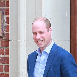 Le prince William très heureux à la sortie de la maternité de l'hôpital St Mary à Londres le 23 avril 2018 après la naissance de son troisième enfant, un deuxième garçon.