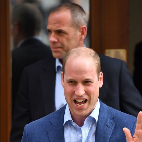 Le prince William très heureux à la sortie de la maternité de l'hôpital St Mary à Londres le 23 avril 2018 après la naissance de son troisième enfant, un deuxième garçon.