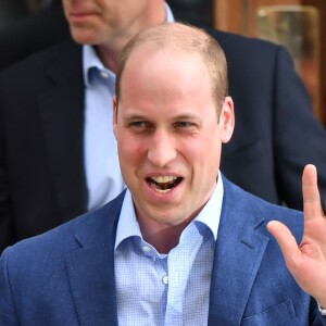 Le prince William très heureux à la sortie de la maternité de l'hôpital St Mary à Londres le 23 avril 2018 après la naissance de son troisième enfant, un deuxième garçon.