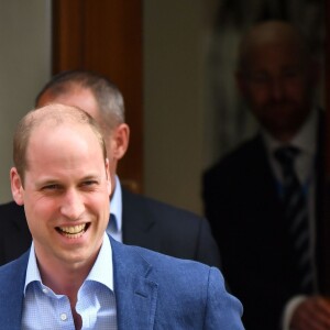 Le prince William très heureux à la sortie de la maternité de l'hôpital St Mary à Londres le 23 avril 2018 après la naissance de son troisième enfant, un deuxième garçon.