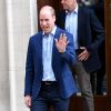 Le prince William très heureux à la sortie de la maternité de l'hôpital St Mary à Londres le 23 avril 2018 après la naissance de son troisième enfant, un deuxième garçon.