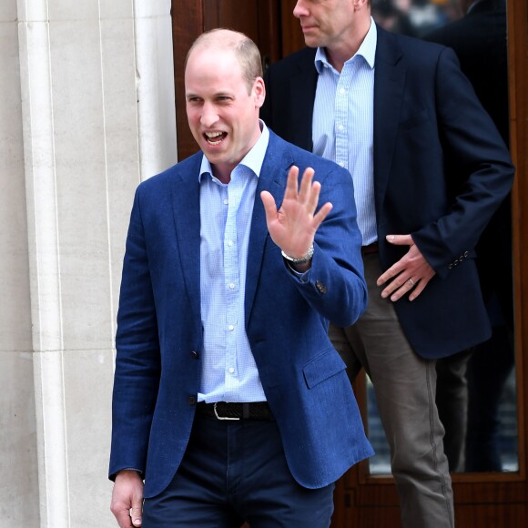 Le prince William très heureux à la sortie de la maternité de l'hôpital St Mary à Londres le 23 avril 2018 après la naissance de son troisième enfant, un deuxième garçon.