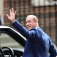  Le prince William très heureux à la sortie de la maternité de l'hôpital St Mary à Londres le 23 avril 2018 après la naissance de son troisième enfant, un deuxième garçon. 